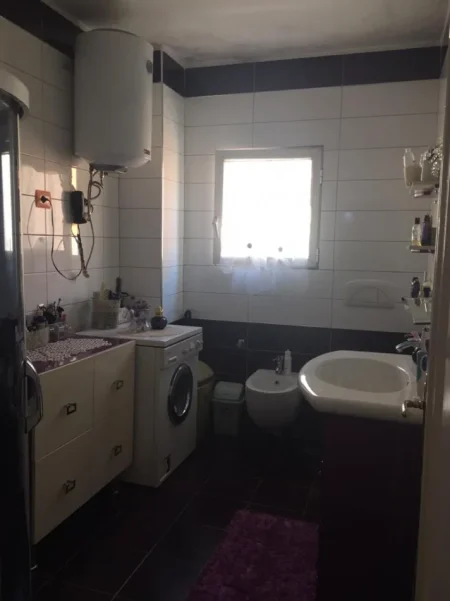Tirane, shes apartament 2+1 Kati 4, 126 m² (Komuna Parisit)