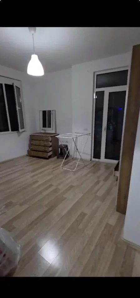 Tirane, jepet me qera apartament 2+1 Kati 3, 96 m² 800 € (PRANE TOPTANIT)