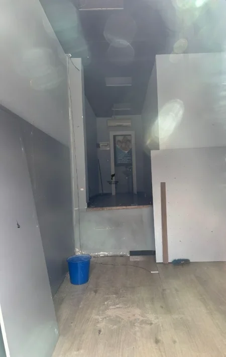 Tirane, jepet me qera dyqan Kati 0, 35 m² 1.800 € (QENDER)