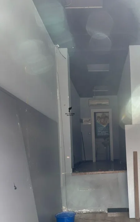 Tirane, jepet me qera dyqan Kati 0, 35 m² 1.800 € (QENDER)