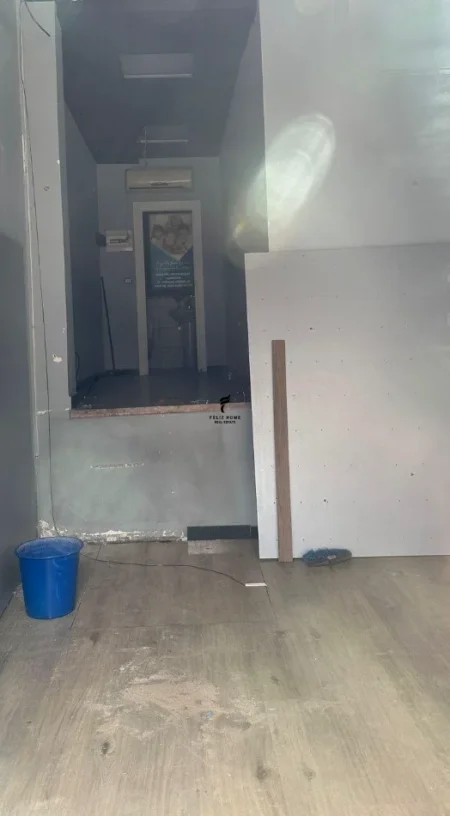 Tirane, jepet me qera dyqan Kati 0, 35 m² 1.800 € (QENDER)