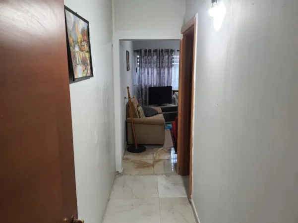 Tirane, jepet me qera apartament 1+1 Kati 3, 40 m² 300 € (Laprake perballe Zojes se Keshillit)