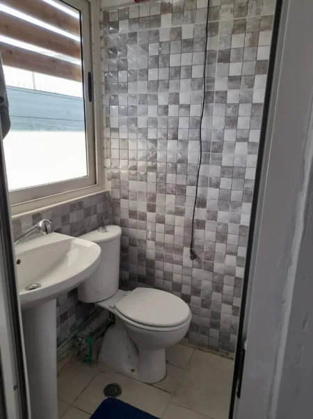 Tirane, jepet me qera apartament 1+1 Kati 3, 40 m² 300 € (Laprake perballe Zojes se Keshillit)