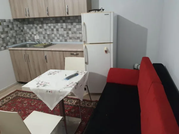 Tirane, jepet me qera apartament 1+1 Kati 3, 40 m² 300 € (Laprake perballe Zojes se Keshillit)