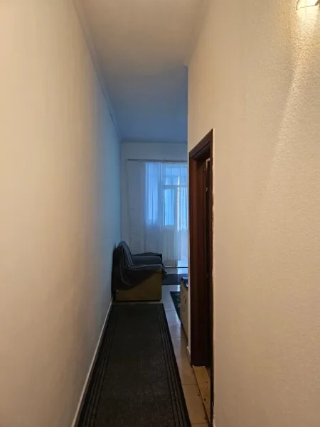 Tirane, jepet me qera apartament 1+1 Kati 3, 40 m² 300 € (Laprake perballe Zojes se Keshillit)