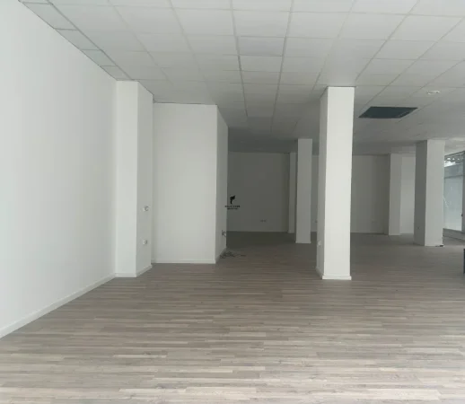 Tirane, jepet me qera zyre Kati 0, 172 m² 2.600 € (stacioni i trenit)