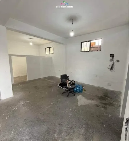 Tirane, jepet me qera magazine Kati 0, 110 m² 1.045 € (fusha e aviacionit)