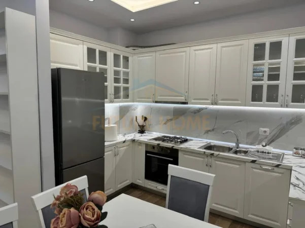 Tirane, jepet me qera apartament 2+1+Ballkon Kati 4, 100 m² 630 € (Golden Parl)