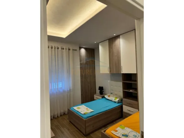 Tirane, jepet me qera apartament 2+1+Ballkon Kati 4, 100 m² 630 € (Golden Parl)