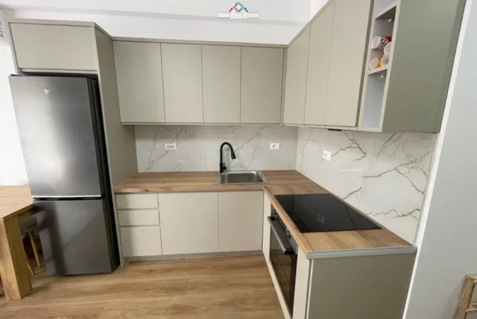 Tirane, jepet me qera apartament 1+1+Ballkon Kati 3, 55 m² 470 € (ali demi)