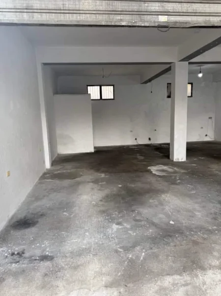 Tirane, jepet me qera magazine Kati 0, 110 m² 1.045 € (Fusha e Aviacionit)