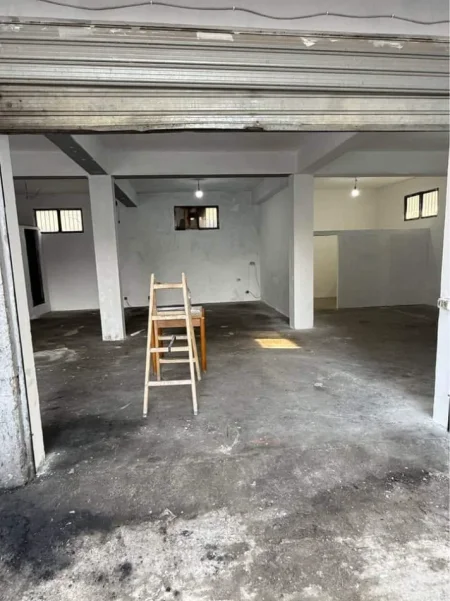 Tirane, jepet me qera magazine Kati 0, 110 m² 1.045 € (Fusha e Aviacionit)