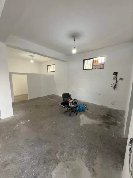 Tirane, jepet me qera magazine Kati 0, 110 m² 1.045 € (Fusha e Aviacionit)