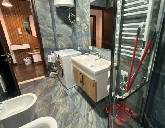 Tirane, jepet me qera apartament 2+1 Kati 8, 95 m² 580 € (Unaza e re)