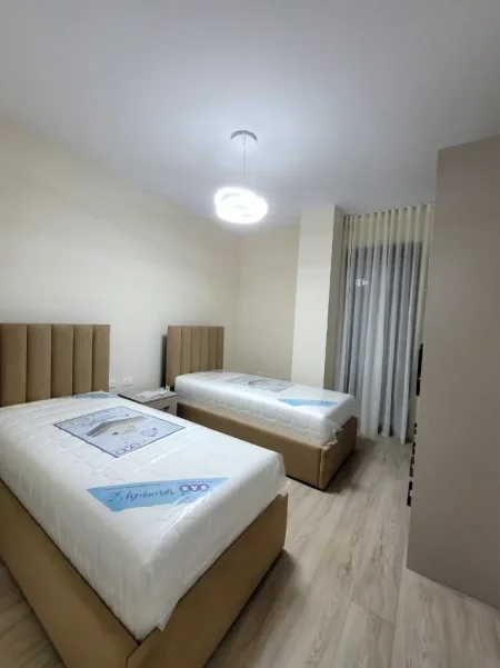 Tirane, jepet me qera apartament 2+1 Kati 1, 115 m² 1.000 € (Liqeni i Thate)