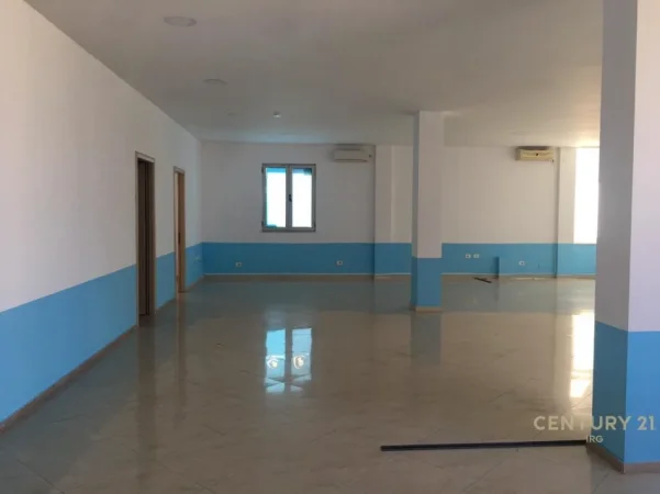 Tirane, jepet me qera ambjent biznesi Kati 2, 240 m² 2.000 € (Rruga e dibres)