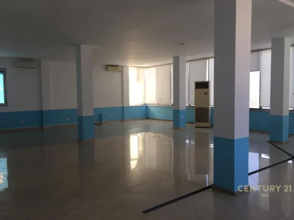 Tirane, jepet me qera ambjent biznesi Kati 2, 240 m² 2.000 € (Rruga e dibres)