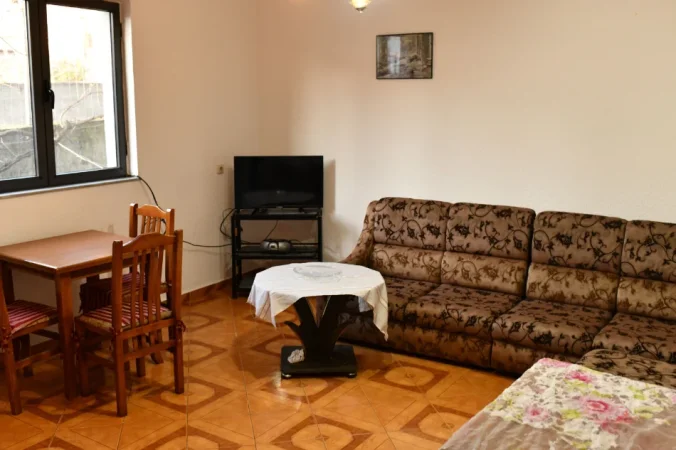 Tirane, jepet me qera Vile 2+1+Aneks+Ballkon Kati 1, 80 m² 300 € (Rruga llazar shapatini)