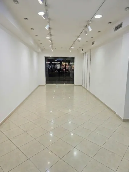 Tirane, shitet dyqan Kati 0, 74 m² 650.000 € (Rruga e Kavajes tek 21 Dhjetori)