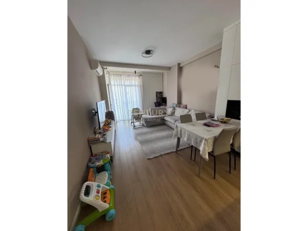 Tirane, shitet apartament 2+1+Ballkon Kati 5, 84 m² (Kompleksi Kika)