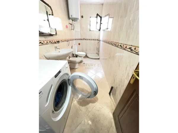 Tirane, jepet me qera apartament 1+1 Kati 3, 70 m² 500 € (selvia)