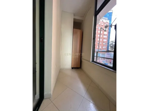 Tirane, jepet me qera apartament 1+1 Kati 3, 70 m² 500 € (selvia)