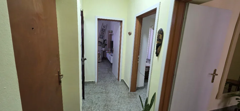 Tirane, jepet me qera apartament duplex 2+1+Aneks+Ballkon Kati 1, 100 m² 650 € (Stadiumi Dinamo)