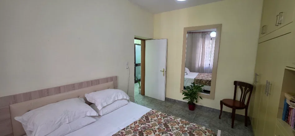 Tirane, jepet me qera apartament duplex 2+1+Aneks+Ballkon Kati 1, 100 m² 650 € (Stadiumi Dinamo)