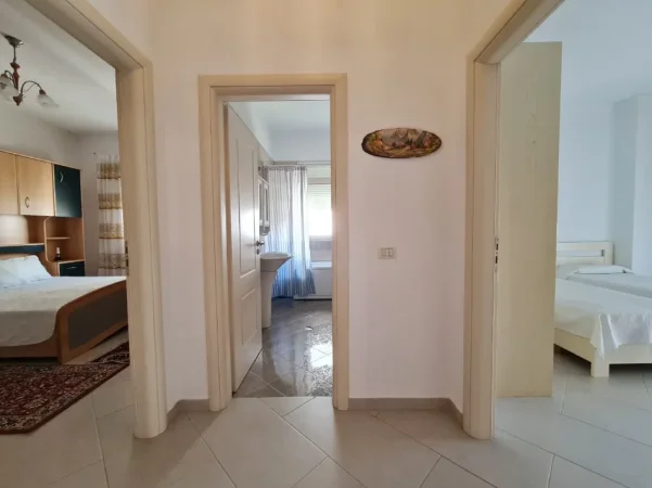 Jepet me qera apartament 2+1 Kati 3, 120 m² 700 € (Rruga Shyqyri Brari)