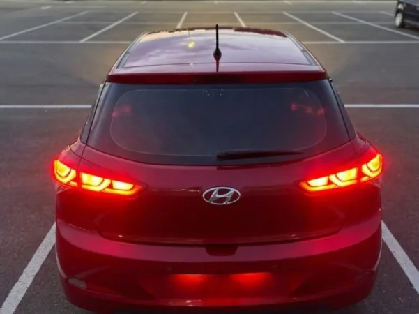 Tirane, shitet makine Hyundai i20 Benzin, e kuqe automatik Kondicioner 160.000 km 6.500€