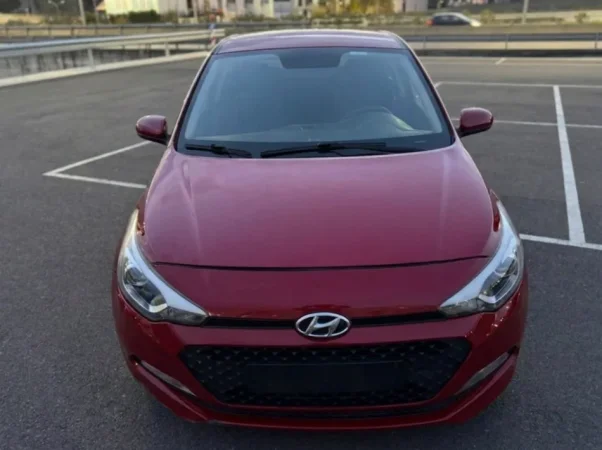 Tirane, shitet makine Hyundai i20 Benzin, e kuqe automatik Kondicioner 160.000 km 6.500€