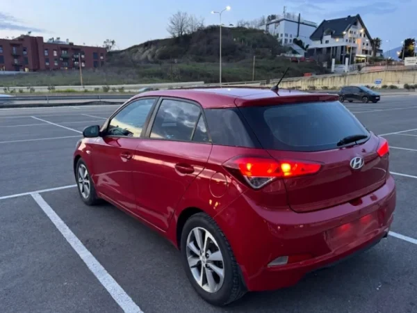 Tirane, shitet makine Hyundai i20 Benzin, e kuqe automatik Kondicioner 160.000 km 6.500€