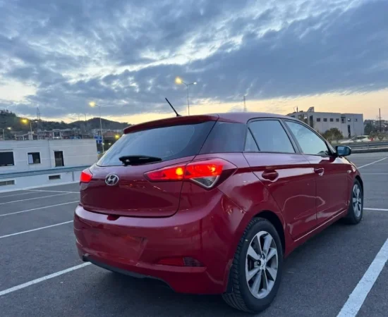 Tirane, shitet makine Hyundai i20 Benzin, e kuqe automatik Kondicioner 160.000 km 6.500€
