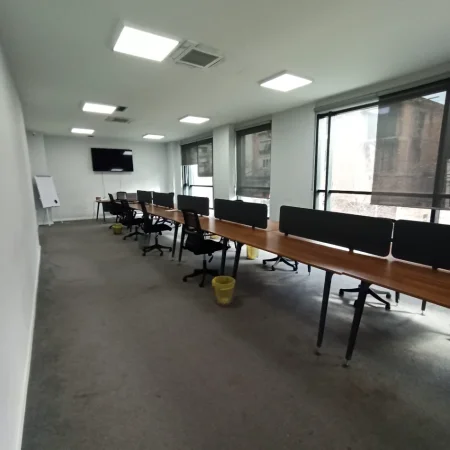 Tirane, jepet me qera ambjent biznesi Kati 1, 420 m² 5.000 € (Rruga Hoxha Tasim)