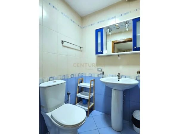 Tirane, jepet me qera apartament 2+1+Ballkon Kati 4, 130 m² 800 € (liqeni i thate)