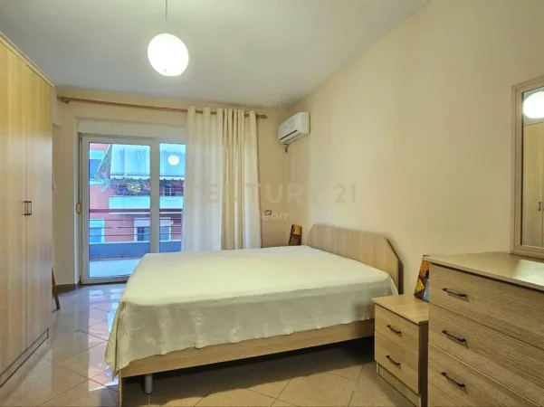 Tirane, jepet me qera apartament 2+1+Ballkon Kati 4, 130 m² 800 € (liqeni i thate)
