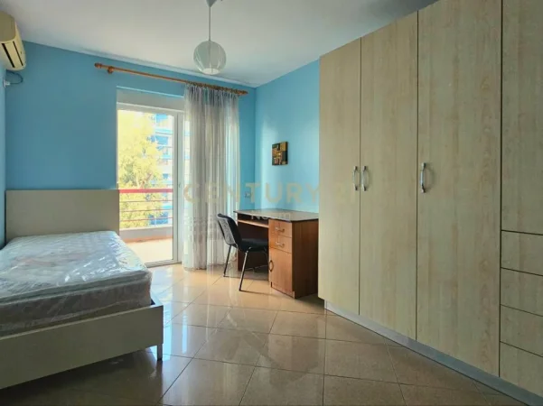 Tirane, jepet me qera apartament 2+1+Ballkon Kati 4, 130 m² 800 € (liqeni i thate)
