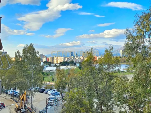 Tirane, jepet me qera apartament 2+1+Ballkon Kati 4, 130 m² 800 € (liqeni i thate)