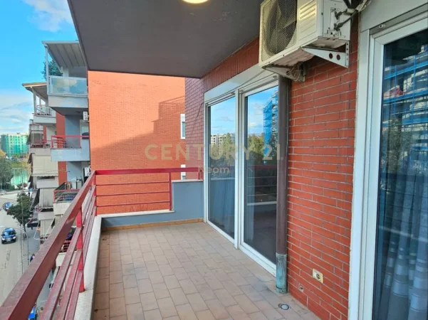 Tirane, jepet me qera apartament 2+1+Ballkon Kati 4, 130 m² 800 € (liqeni i thate)