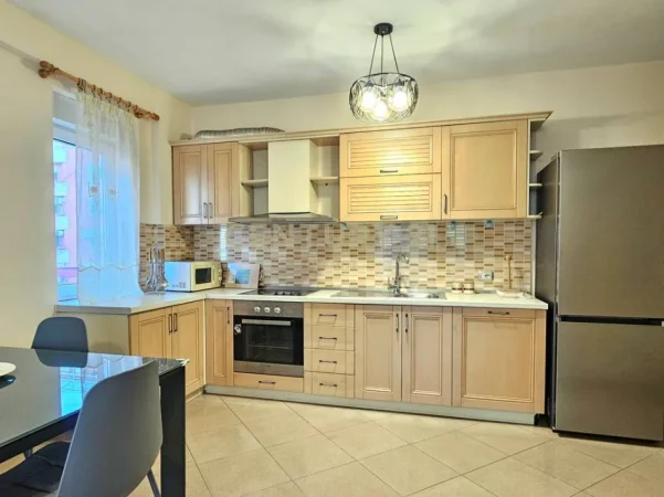 Tirane, jepet me qera apartament 2+1+Ballkon Kati 4, 130 m² 800 € (liqeni i thate)