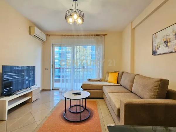 Tirane, jepet me qera apartament 2+1+Ballkon Kati 4, 130 m² 800 € (liqeni i thate)