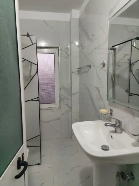 Tirane, jepet me qera apartament 1+1+Ballkon Kati 5, 60 m² 480 € (Ali Demi perballe Credins bank)