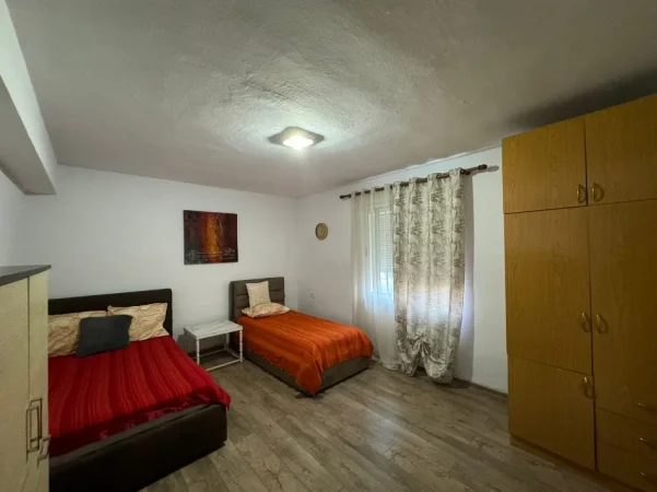 Tirane, jepet me qera garsonier 1+1 Kati 0, 35 m² 150 € (afer rruges 5 Maji Tirane)