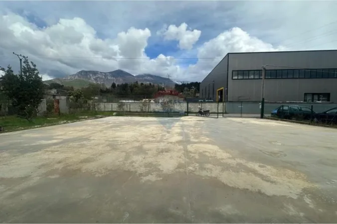 Tirane, jepet me qera magazine , 400 m² 2.000 € 