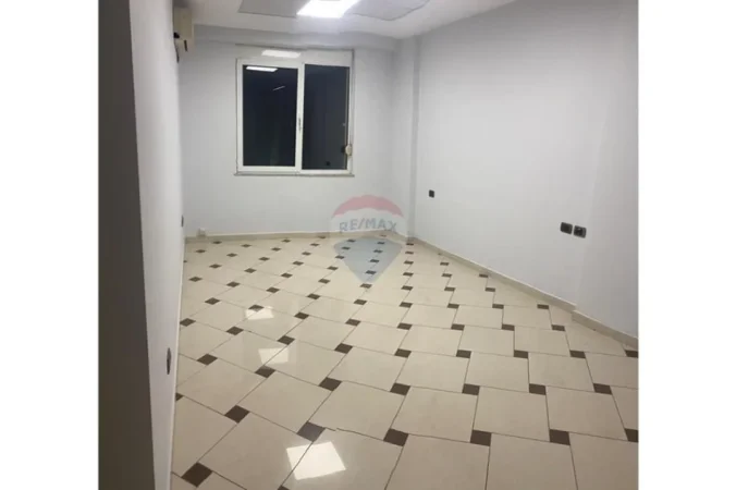 Tirane, jepet me qera zyre , 110 m² 1.200 € 