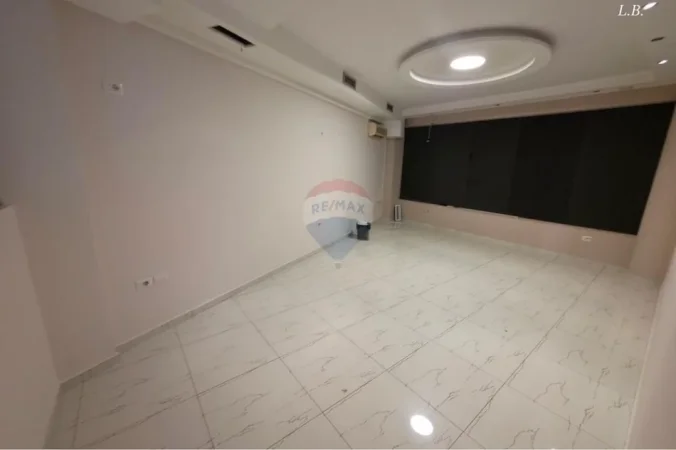 Tirane, jepet me qera dyqan , 80 m² 1.000 € 