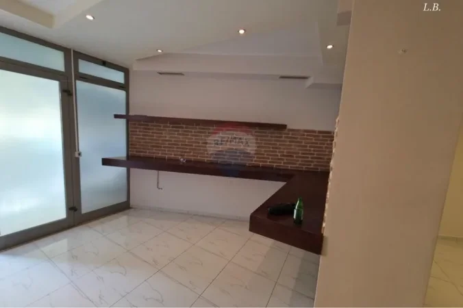 Tirane, jepet me qera dyqan , 80 m² 1.000 € 