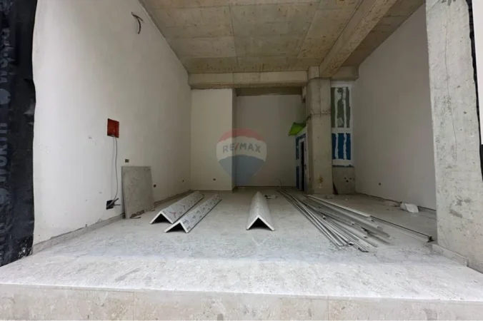 Tirane, jepet me qera dyqan , 50 m² 1.560 € 