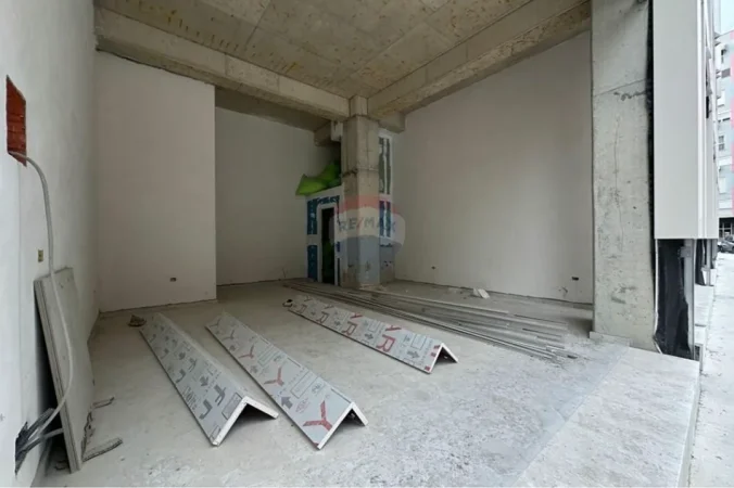 Tirane, jepet me qera dyqan , 50 m² 1.560 € 