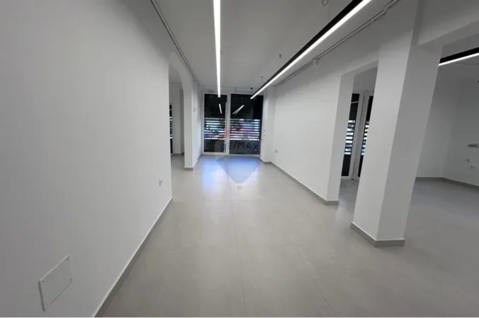 Tirane, jepet me qera dyqan , 106 m² 1.041 € 